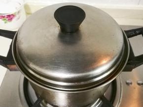 放入适量清水一起烧开，小火烧一个半小时