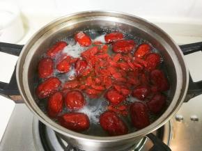 放入枸杞继续烧半小时