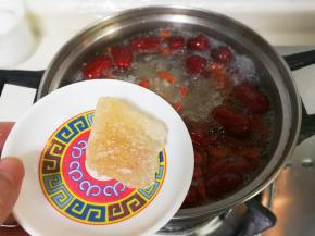 放入黄冰糖继续烧十分钟