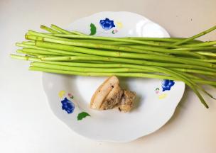 准备好芦蒿，咸肉