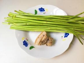 准备好芦蒿，咸肉