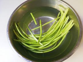 芦蒿根部老的部位可以撕去外皮，洗净泡水十分钟