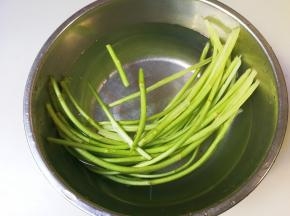 芦蒿根部老的部位可以撕去外皮，洗净泡水十分钟