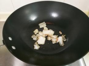 锅中放入适量食用油放入咸肉