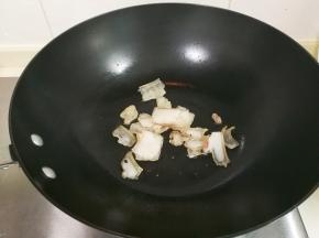 锅中放入适量食用油放入咸肉