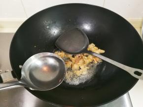 放入一大勺热水小火煮一会咸肉皮会软的，咸味析出