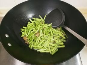 放入芦蒿翻炒片刻