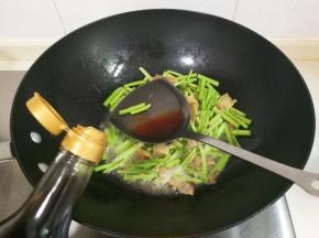 放入少许生抽