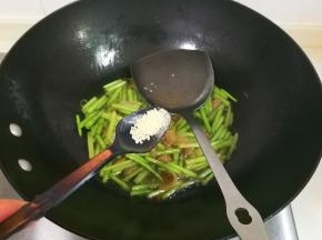 放入少许鸡精翻炒均匀出锅