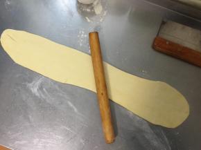 用擀面杖轻轻边擀长变用手拽，不能擀得太薄