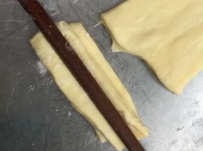 两片落在一起，用筷子在中间压一下。（下锅的图忘记拍了，下次补上吧）手捏住两端，稍微拉一拉，拉的长度要看你锅的大小，放到锅里浮起后，要注意翻动油条，使上色均匀，炸至金黄即可控油取出