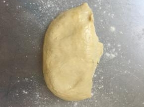 取出面团分割成两部分，面案上撒少许手粉