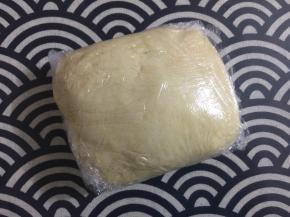 在面团表面抹一层植物油，用保鲜袋或保鲜膜包好，放冰箱冷藏过夜