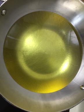 锅中倒入油加热，稍微多一些