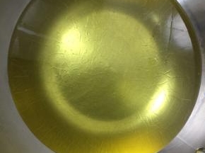 锅中倒入油加热，稍微多一些