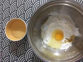 混合材料，因面粉吸水性不同，水要一点点加入，不能一次性倒入