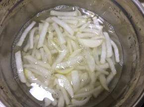 如果咸就用凉开水洗一下，若不咸跳过这一步