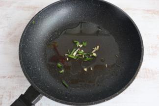 锅内倒入适量食用油，爆香葱姜。