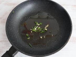 锅内倒入适量食用油，爆香葱姜。