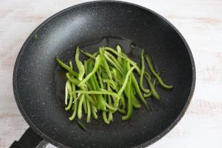 放入青椒丝翻炒。