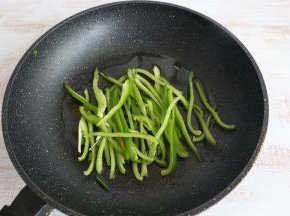 放入青椒丝翻炒。