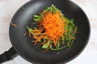 加入胡萝卜丝翻炒。