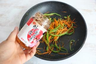 加入1大勺香辣酱翻炒。