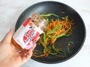 加入1大勺香辣酱翻炒。