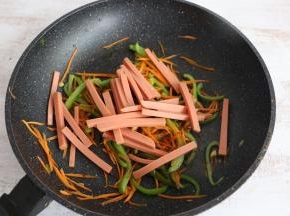 加入火腿肠翻炒。