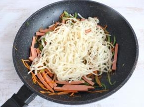 面条沥去水分，加入到菜里。