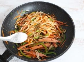 翻炒均匀，出锅前撒盐调味即可。