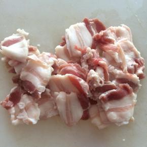 五花肉切薄片。