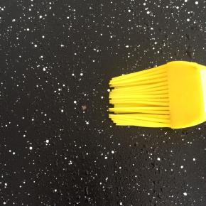 电烤盘加热，薄薄地刷一层油。