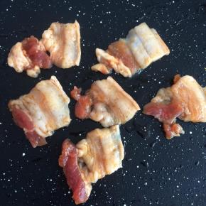 放入腌制好的五花肉片煎烤