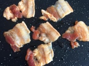 放入腌制好的五花肉片煎烤