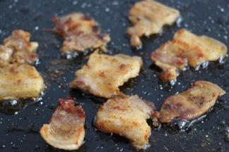 可以撒一些辣椒面，煎烤至五花肉两面焦黄即可。