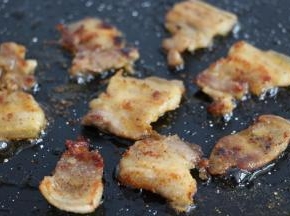 可以撒一些辣椒面，煎烤至五花肉两面焦黄即可。