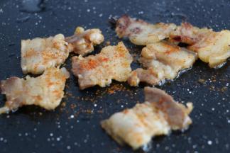 变色后翻面继续煎烤。