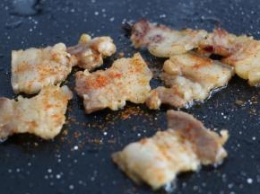变色后翻面继续煎烤。