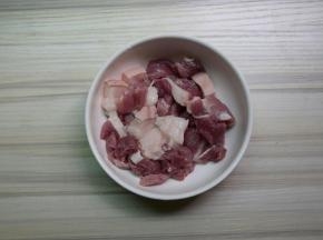 猪肉洗净切块，加入嫩肉粉腌十分钟