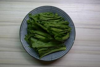 春菜洗净，切段备用