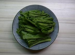 春菜洗净，切段备用