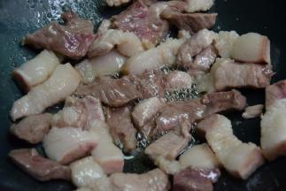 将腌好的猪肉入锅煎出油