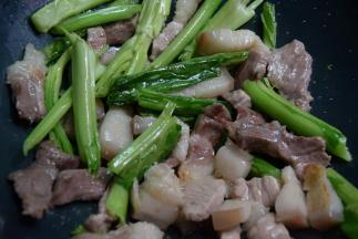 倒入菜梗，加入适量水翻炒两分钟