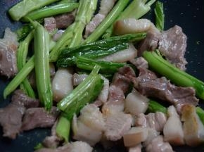 倒入菜梗，加入适量水翻炒两分钟