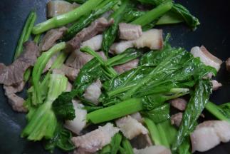 再加入菜叶，继续翻炒