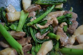 加入蚝油和生抽翻炒均匀