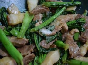 关火，加入盐翻炒均匀即可出锅