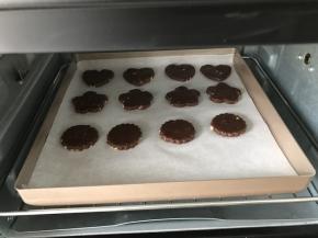 给做了一盘花形的，剩下的我还选择捷劲法，搓圆压扁，烤～
烤箱170度预热5分钟，送入中层170度上下火烤约15分钟即可