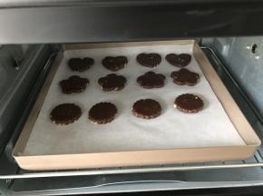 给做了一盘花形的，剩下的我还选择捷劲法，搓圆压扁，烤～
烤箱170度预热5分钟，送入中层170度上下火烤约15分钟即可